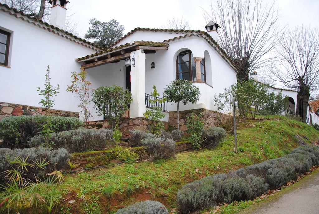 Finca Valbono Apartamentos Rurales Y Hotel Aracena Ngoại thất bức ảnh