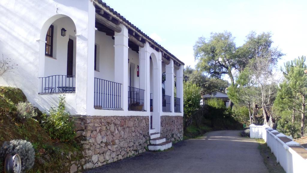 Finca Valbono Apartamentos Rurales Y Hotel Aracena Ngoại thất bức ảnh